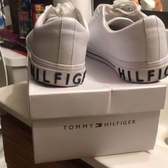 Calvin Klein - Picture 4 of 6